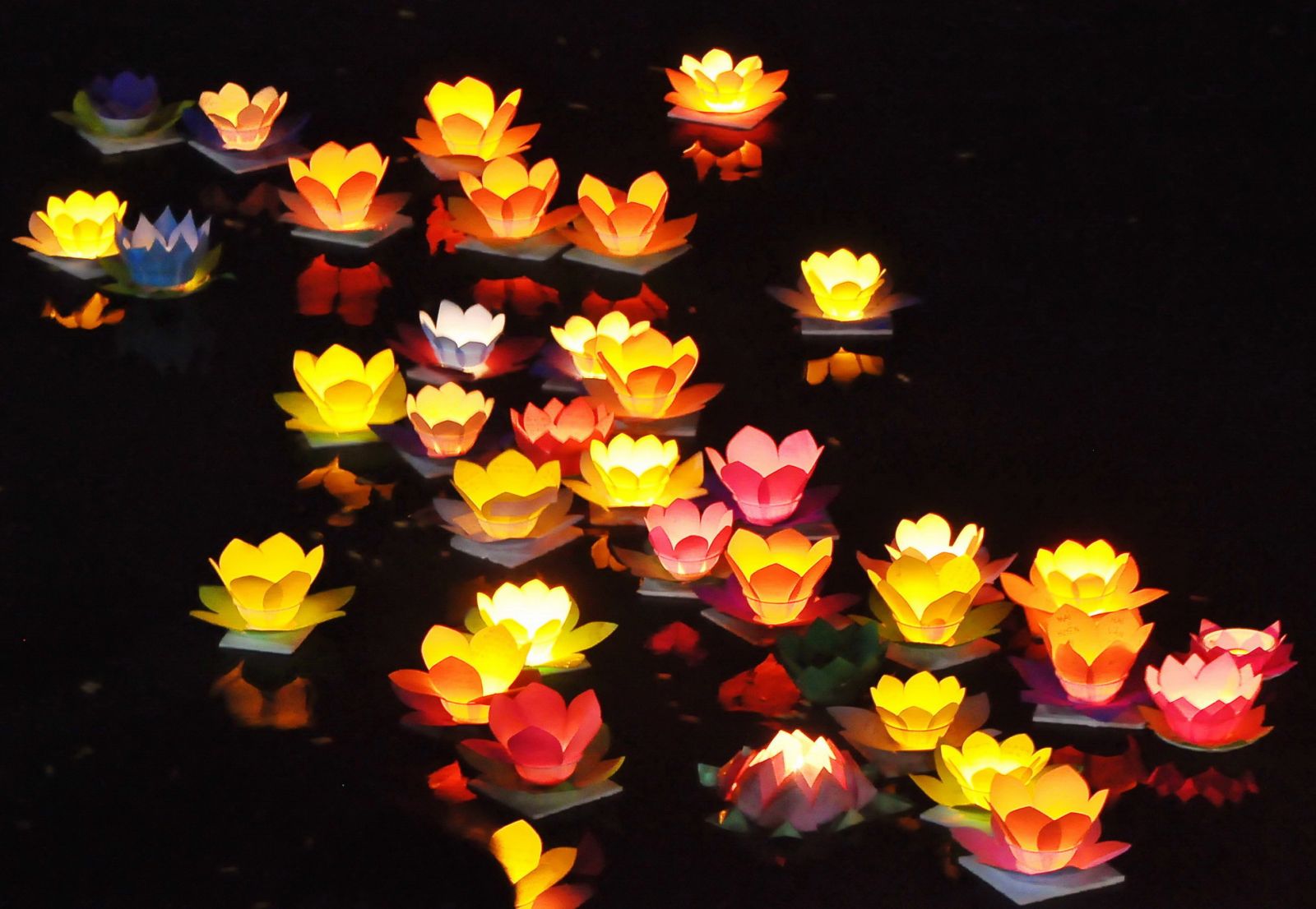 Lễ thả đèn Hoa đăng trên sông Hương